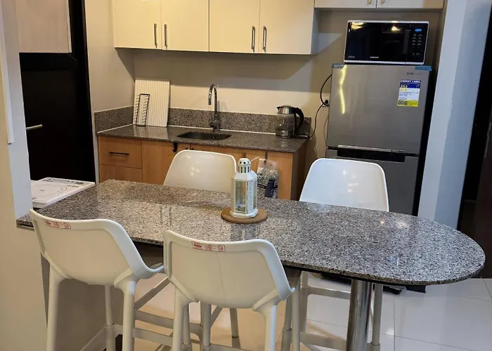 Modern 2-bedroom In Vibrant Araneta City, Qc Manila